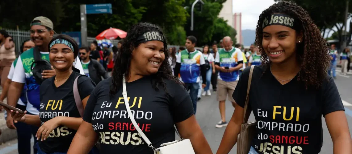Jovens e mulheres puxam aumento de evangélicos no país, revela IBGE